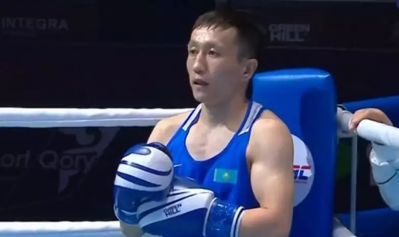 Казахстанский боксер вырвал победу в тяжелом бою за финал турнира по боксу