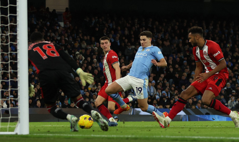 "Манчестер Сити" обыгрывает "Шеффилд Юнайтед" 2:0, приближаясь к лидерам