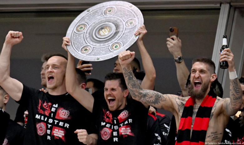 "Байер" впервые вписал себя на чемпионский трофей Бундеслиги. Видео