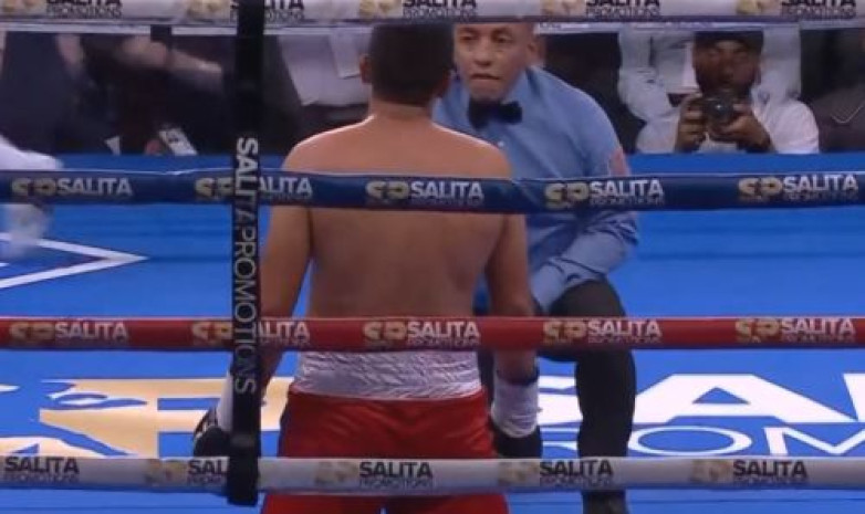 Казахстанский боксер нокаутировал соперника во втором раунде в США. Видео