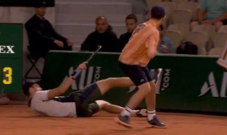 "Ролан Гаррос" начался с курьезного столкновения теннисиста с бол-боем