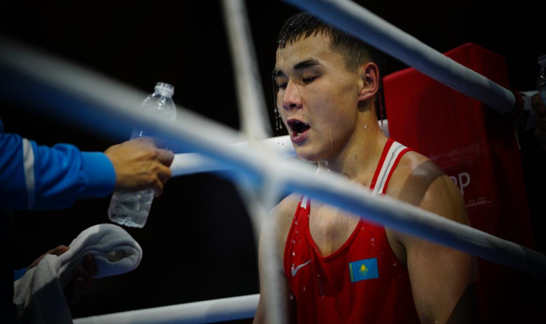 Казахстанский боксер провел бой с вице-чемпионом мира за место на Олимпиаде