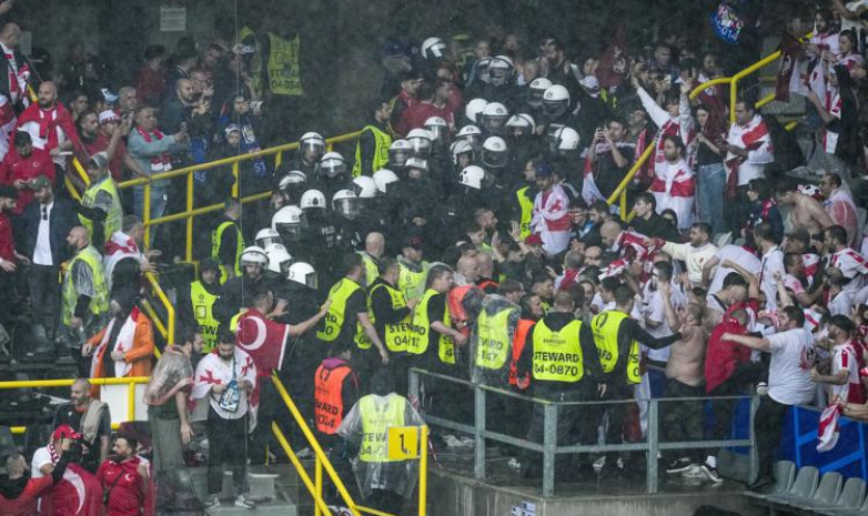 Фанаты сборных Турции и Грузии устроили массовую драку на матче Евро-2024