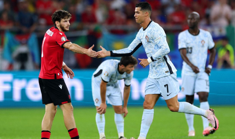 Роналду тепло обнял Хвичу сразу после окончания матча Грузия — Португалия. Видео