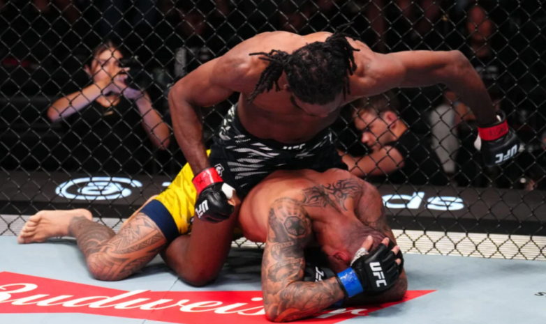 Бывший соперник Шавката Рахмонова одержал досрочную победу в UFC