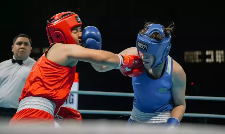 Нокаутом в первом раунде завершился бой Казахстана за медаль ЧА по боксу