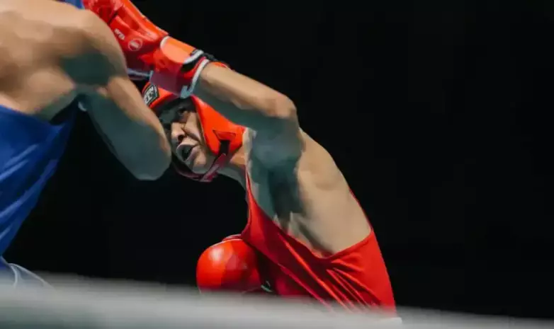 Избиением и досрочной победой завершился бой Казахстана на ЧА по боксу