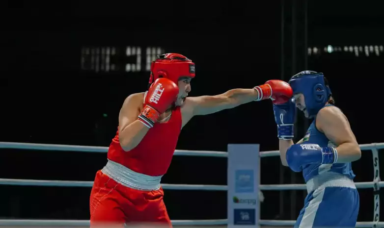 Уверенной победой завершился бой Казахстан — Узбекистан за финал ЧА по боксу