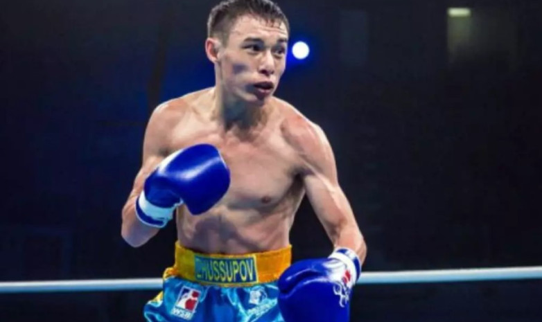Казахстанский боксер проиграл в драматичном бою с нокдауном