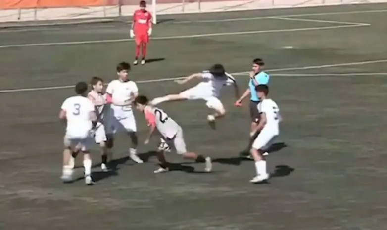 Юные футболисты устроили массовую драку в чемпионате Казахстана