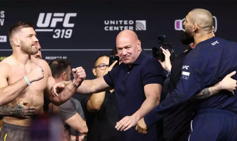 Чимаев устроил потасовку на дуэли взглядов с Дю Плесси. Видео