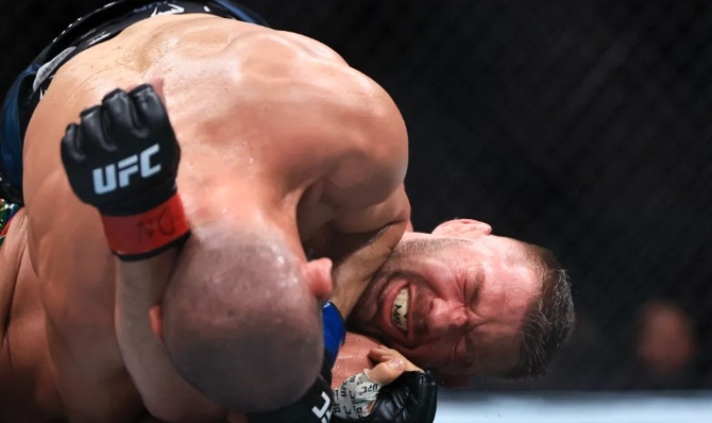 Хамзат Чимаев стал новым чемпионом UFC в среднем весе