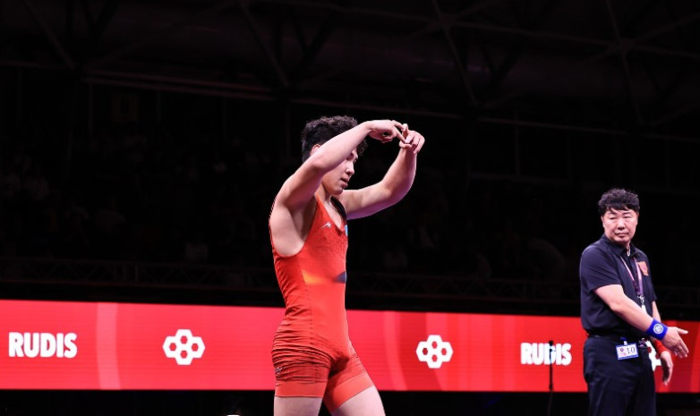 Казахстанский боец одолел чемпиона Азии и пробился в финал ЧМ-2025