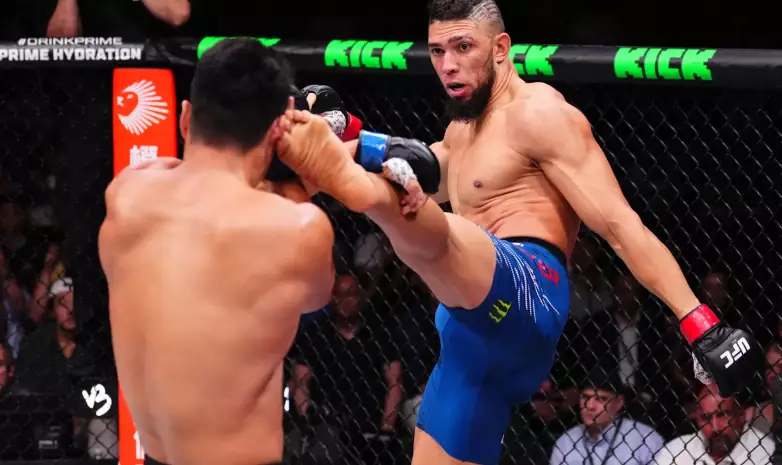 Нокаутом обернулся главный бой турнира UFC в Шанхае. Видео