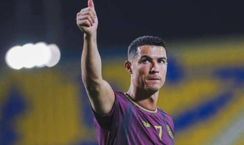 Криштиану Роналду толкнул фаната в футболке "Реала". Видео