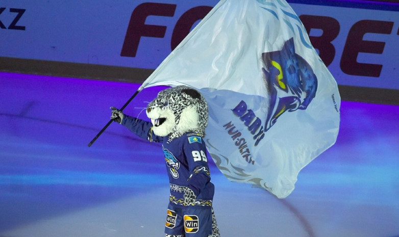 Болельщик "Барыса" сделал предложение девушке во время матча. Видео