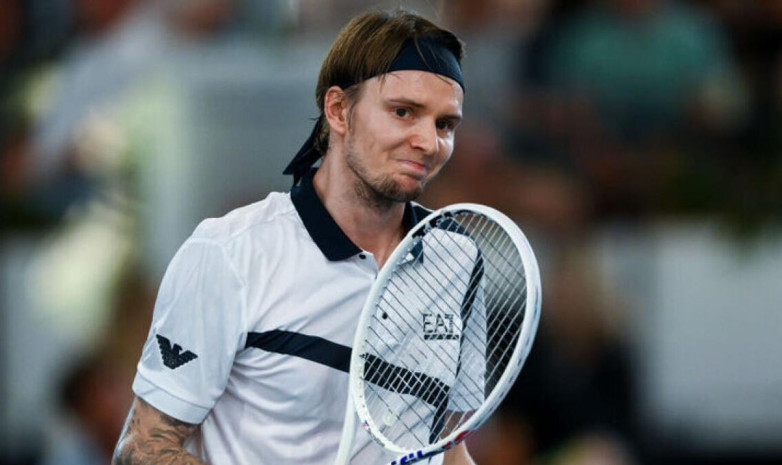 Александр Бублик проигрывает в матче Сборной Казахстана