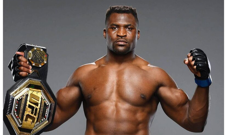 Нганну рассмешил Нурмагомедова перед совместном фото. Видео