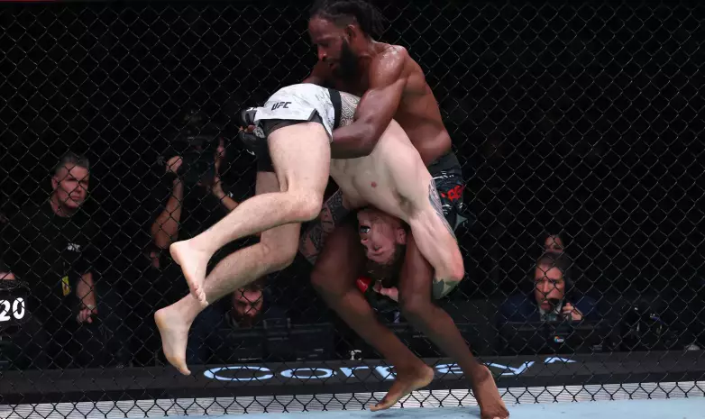 Сумасшедшим камбэком завершился бой экс-соперника Рахмонова в UFC