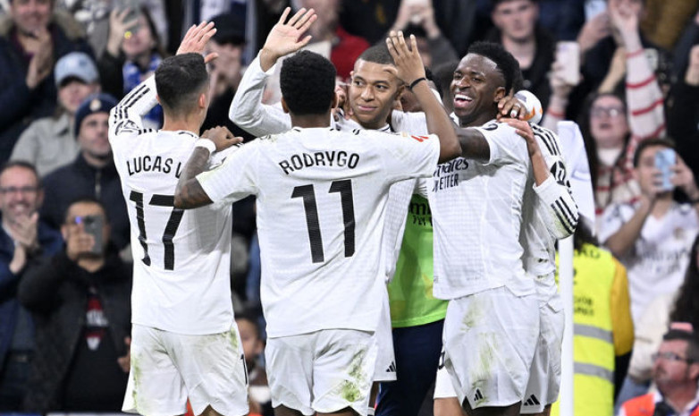 Фанаты "Реала" окружили игроков в отеле Алматы. Видео