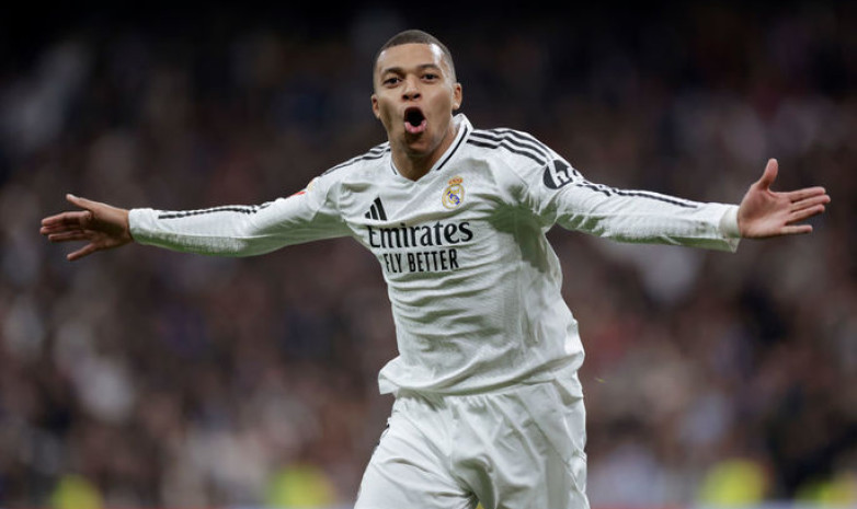 Звезда "Реала" удивил поступком после перелёта. Видео