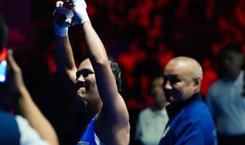 Аким Алматы наградил боксёров-чемпионов и борца