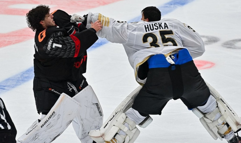 В матче соперников "Барыса" случилась драка вратарей. Видео