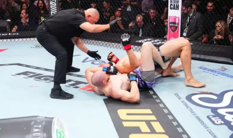 Россиянин проиграл сабмишном в главном карде UFC 320. Видео