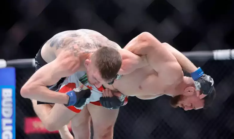 Разгромом завершился бой Двалишвили — Сэндхаген за титул чемпиона UFC