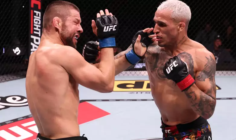 Экс-чемпион одержал досрочную победу в Рио в главном бою UFC