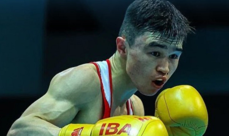 Казахстанский боксер побывал в нокдауне, но одержал победу на ЧРК-2025