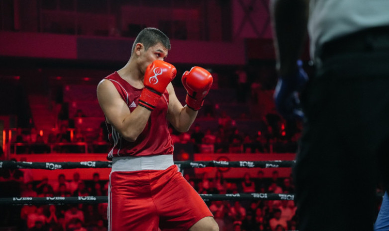 Боксер сборной Казахстана оформил разгром за выход в финал ЧК