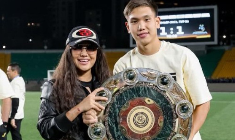 Шерхан Калмурза и его мама станцевали на стадионе в честь победы в КПЛ