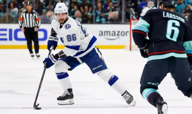 Никита Кучеров возглавил гонку снайперов НХЛ