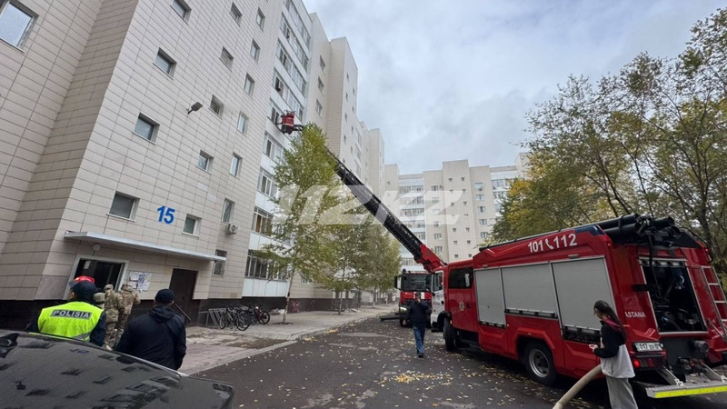 Астанада Сауран көшесіндегі көпқабатты үйдің тұрғындары эвакуацияланып жатыр