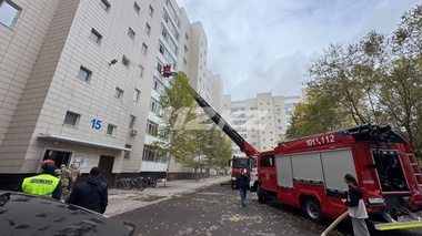 Астанада Сауран көшесіндегі көпқабатты үйдің тұрғындары эвакуацияланып жатыр