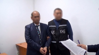 Әрқайсысына 9 жылдан: ҰҚК екі судьяның ұсталған сәтінен видео көрсетті