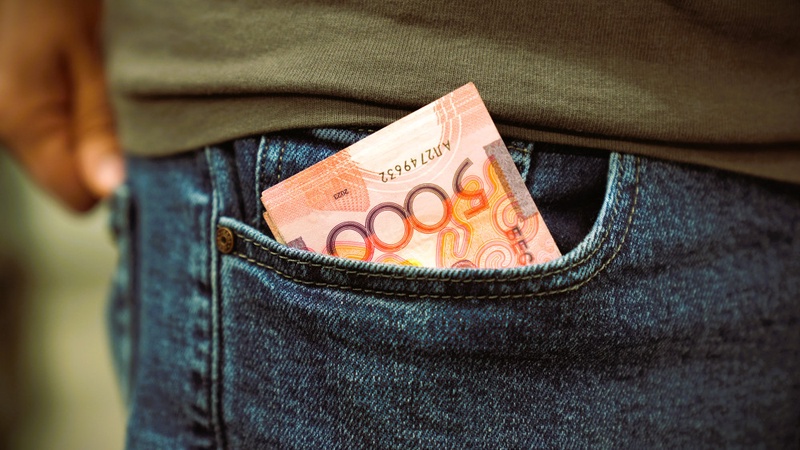 Семейлік студентке 16 миллион аударылған: тергеу басталды