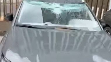 Автомобили пострадали от упавших с крыши стройматериалов в Астане