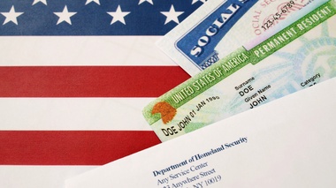 В США заморозили выдачу грин-карт для работы в IT- компаниях и начали проверку в университетах