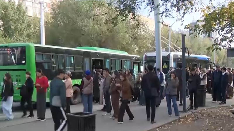 В Алматы пассажиры жалуются на работу общественного транспорта в часы пик