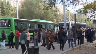 Алматылықтар қарбалас уақытта қоғамдық көлік қатынасының нашарлығына шағымданды