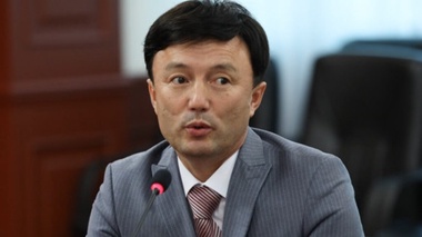 Қанат Айтбаев мектепте “қазақ тілі” пәнін “мемлекеттік тіл” деп атауды ұсынды