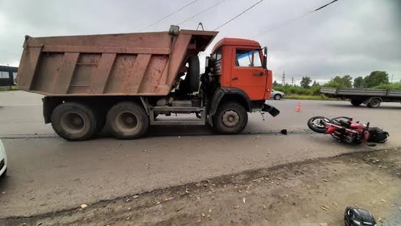 Тобыл қаласында КамАЗ жүк көлігі мотоцикл мінген адамды басып кетті