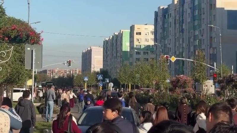 Видео с переполненной автобусной остановкой прокомментировали в акимате Алматы