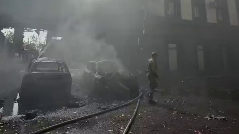 Пожар в Костанае: огонь охватил трёхэтажное здание и припаркованные машины