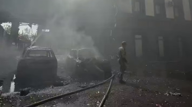 Пожар в Костанае: огонь охватил трёхэтажное здание и припаркованные машины