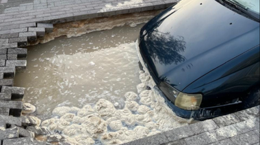 Автомобиль провалился сквозь брусчатку в яму с водой в Актау