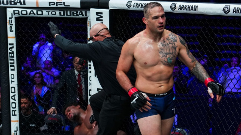 Жёстким избиением завершился бой экс-соперника казахстанца из UFC