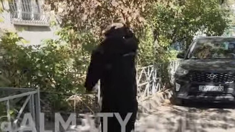 Алматыда интимдік қызмет көрсететін әйелмен кездескен ер адам полицияға арызданды